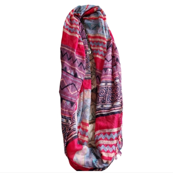 Women's  oval scarf. Multi colored. Great for Fall wardrobe. - Picture 4 of 5